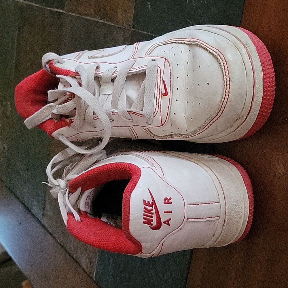 Nike Air size 6Y white with red trim tennis shoe 👟